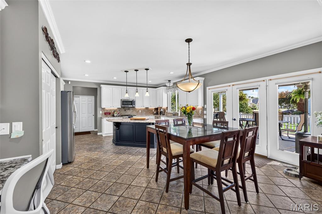708 Lakeshore Manor Ct Court