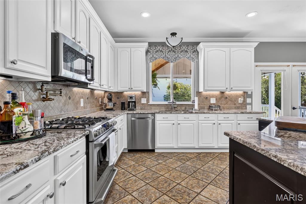 708 Lakeshore Manor Ct Court