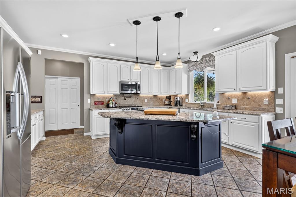 708 Lakeshore Manor Ct Court