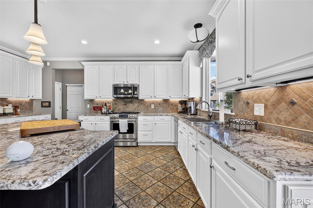 708 Lakeshore Manor Ct Court