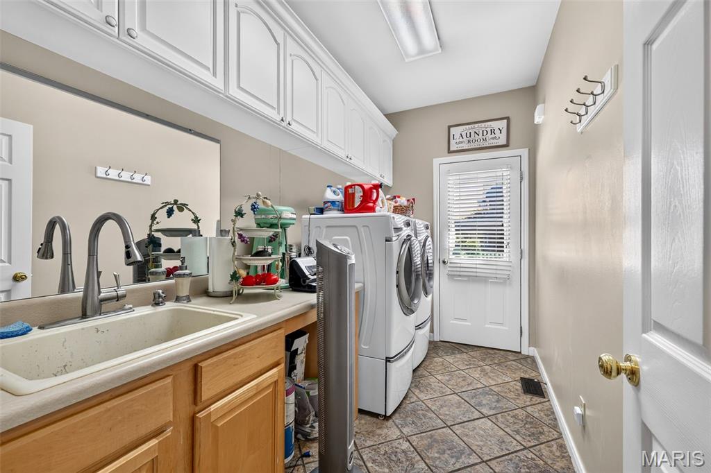 708 Lakeshore Manor Ct Court