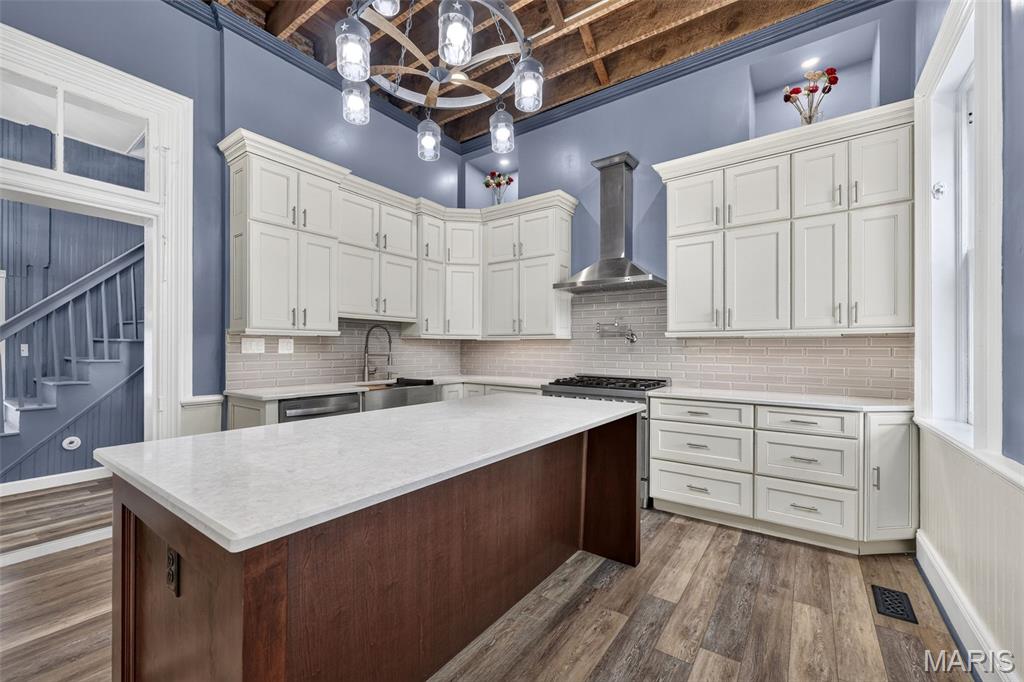 5589 Walnut Street
