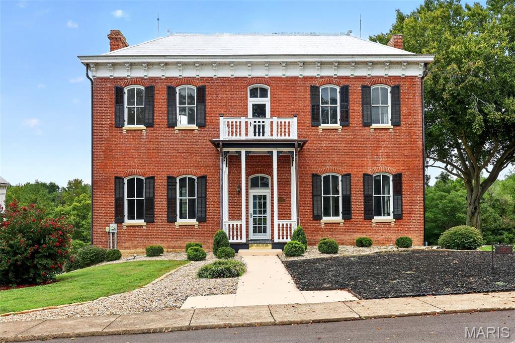 5589 Walnut Street