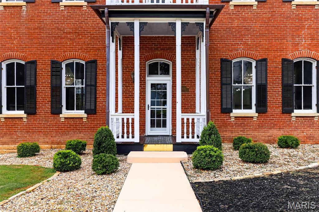 5589 Walnut Street