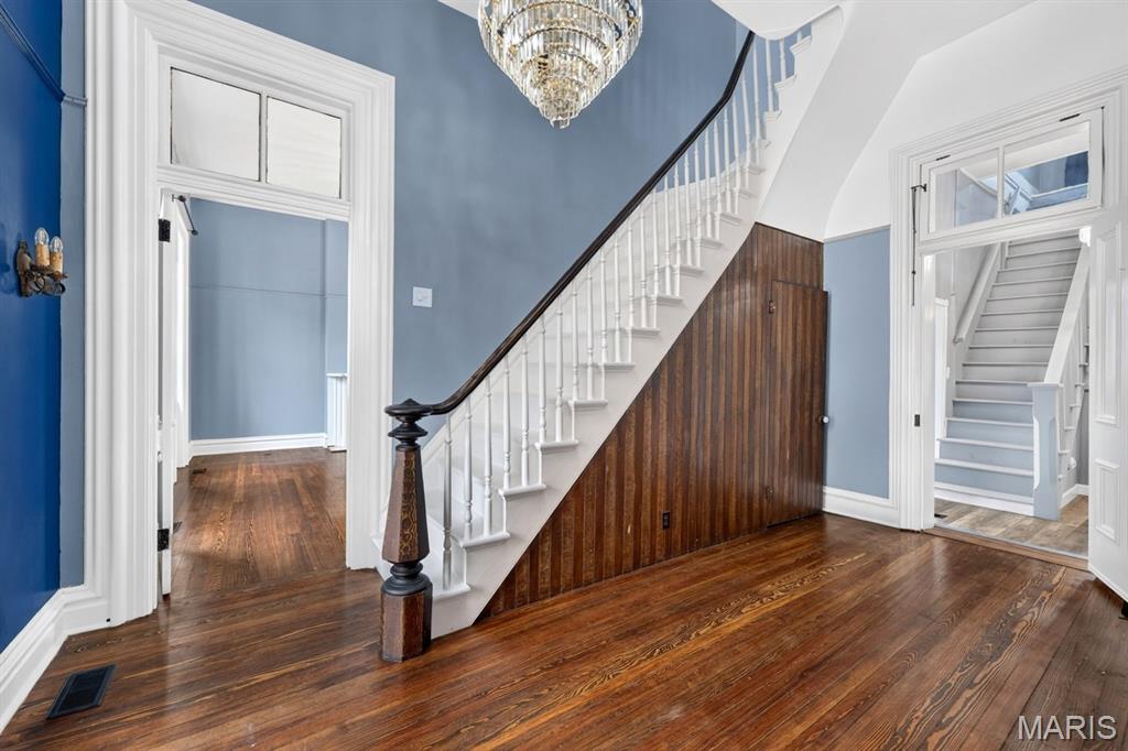 5589 Walnut Street