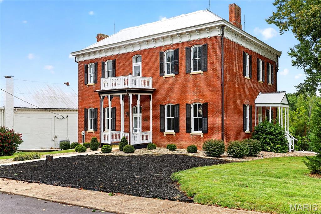 5589 Walnut Street