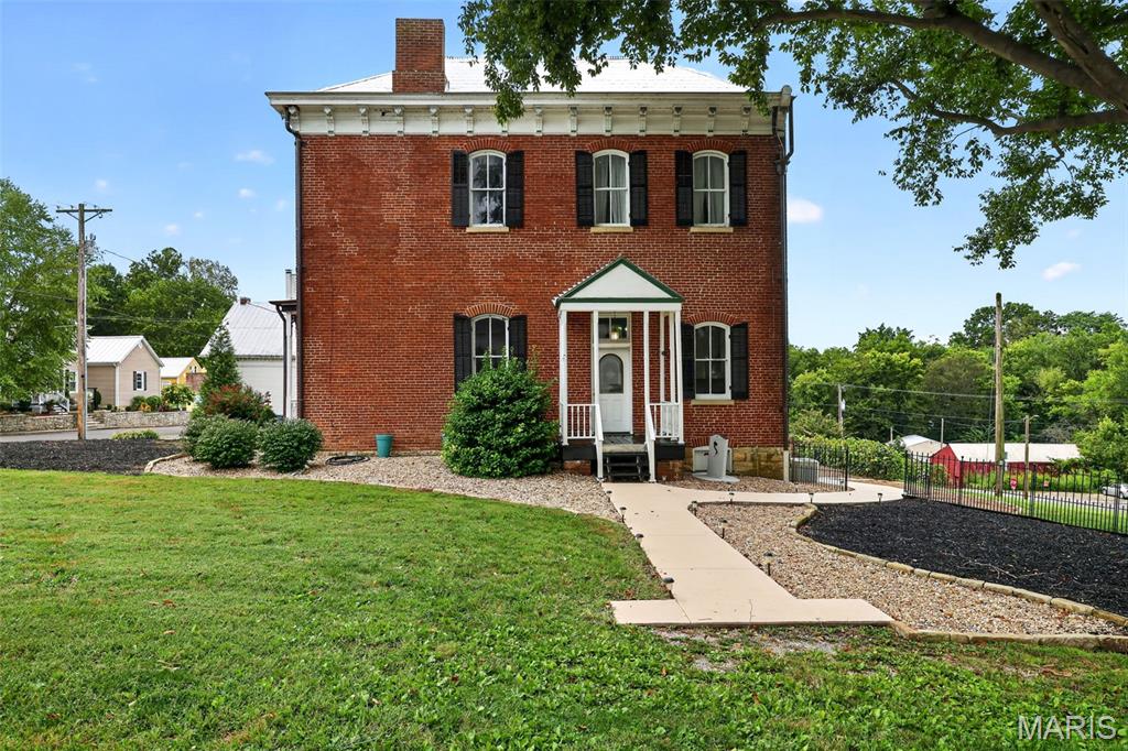 5589 Walnut Street