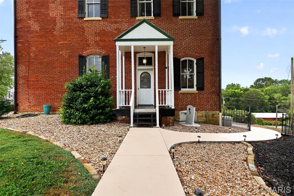 5589 Walnut Street