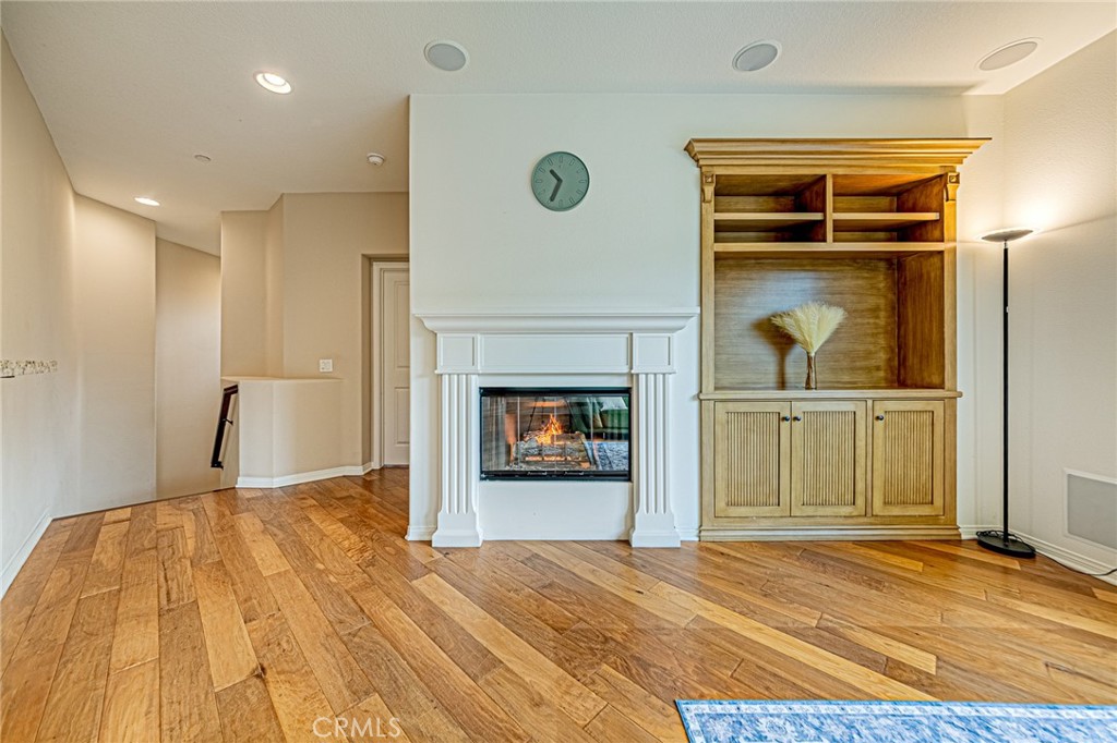 15229 Columbus Square