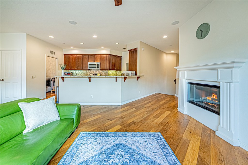 15229 Columbus Square