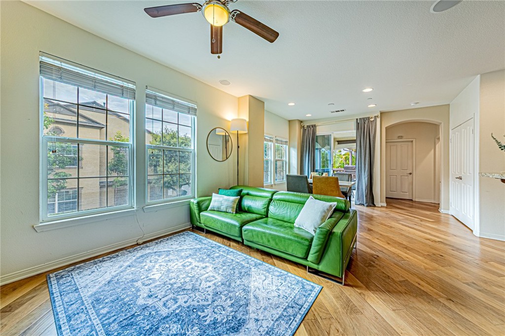 15229 Columbus Square