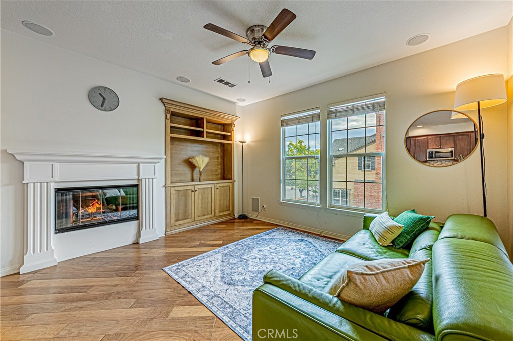 15229 Columbus Square