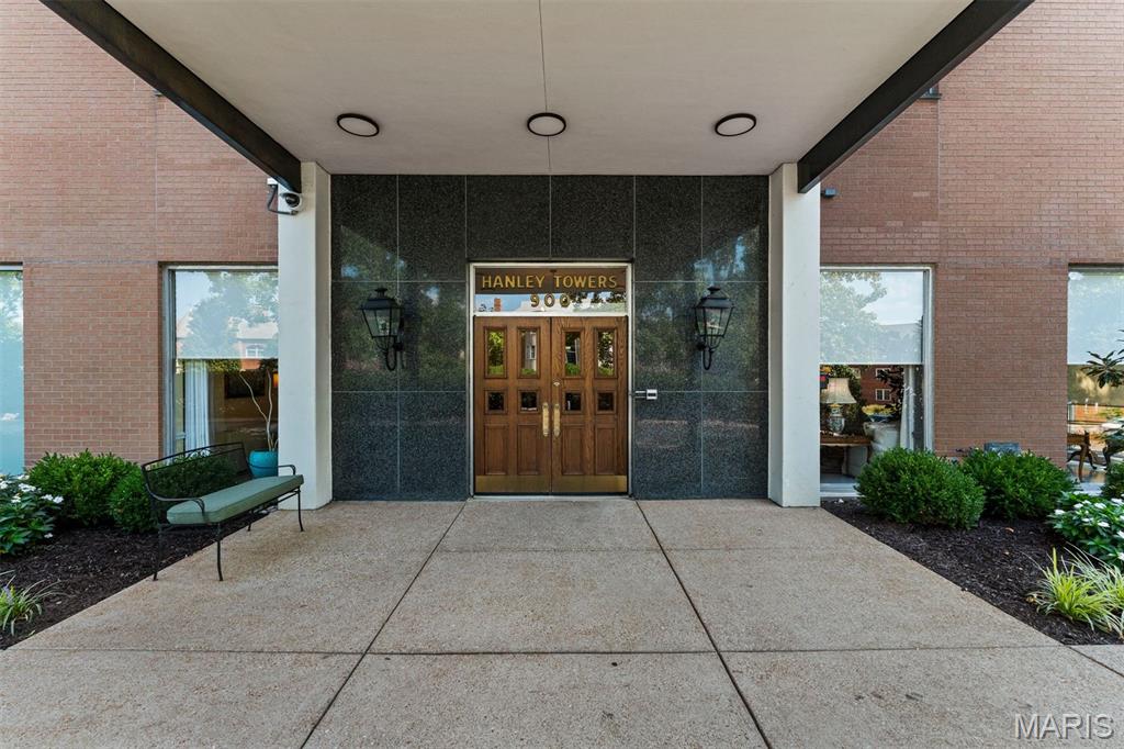 900 S Hanley Road Unit: 7E
