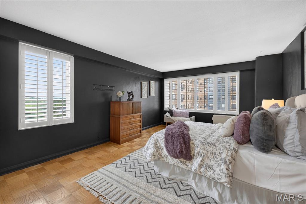 900 S Hanley Road Unit: 7E
