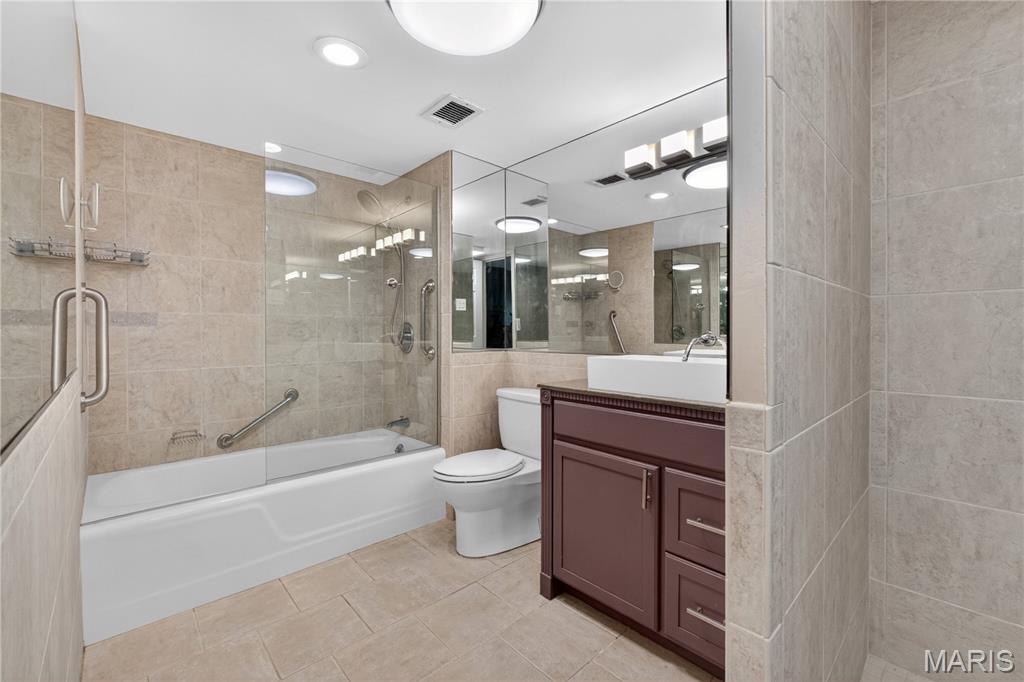 900 S Hanley Road Unit: 7E