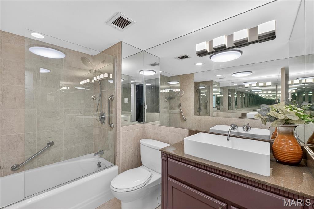 900 S Hanley Road Unit: 7E