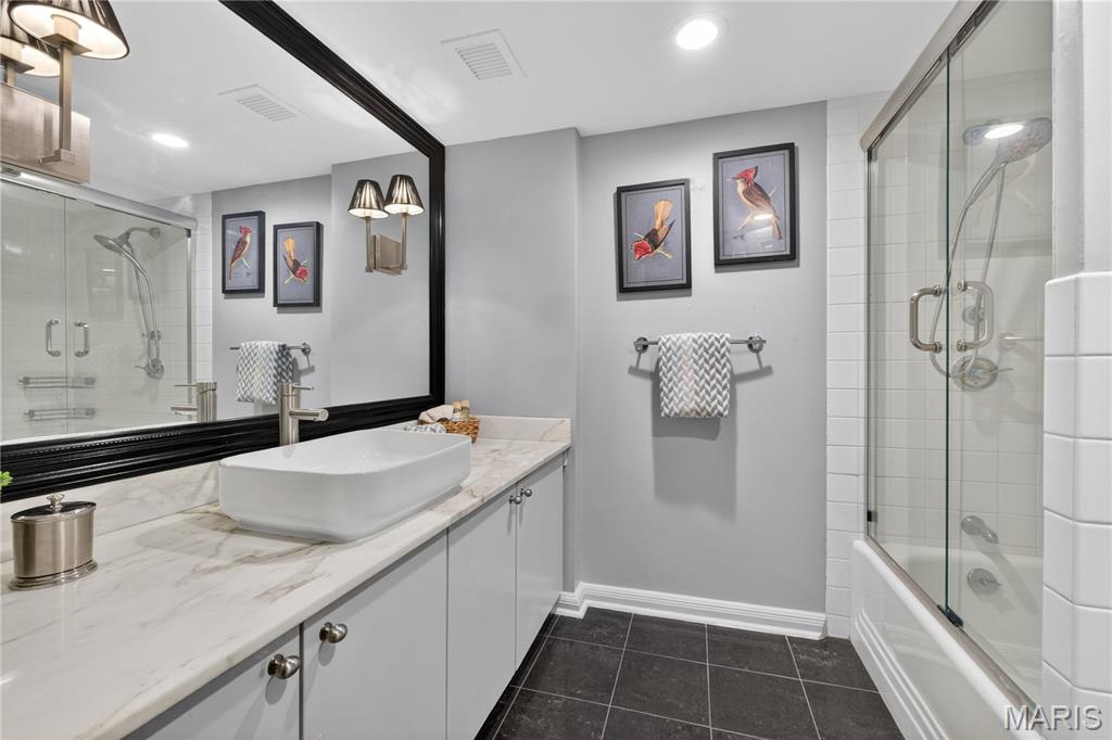 900 S Hanley Road Unit: 7E