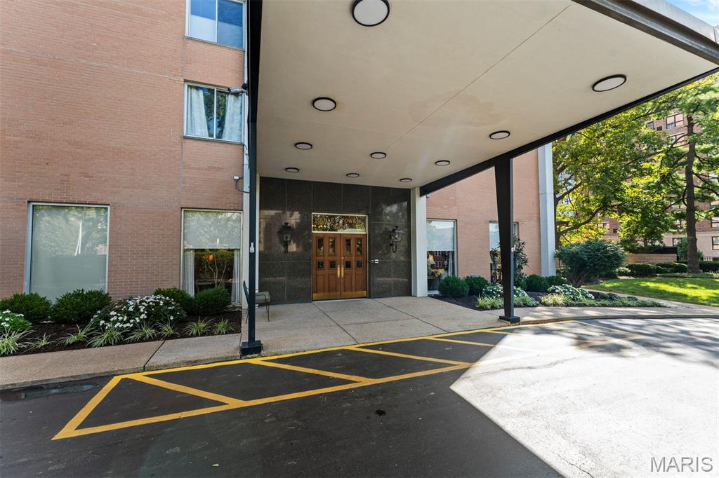 900 S Hanley Road Unit: 7E