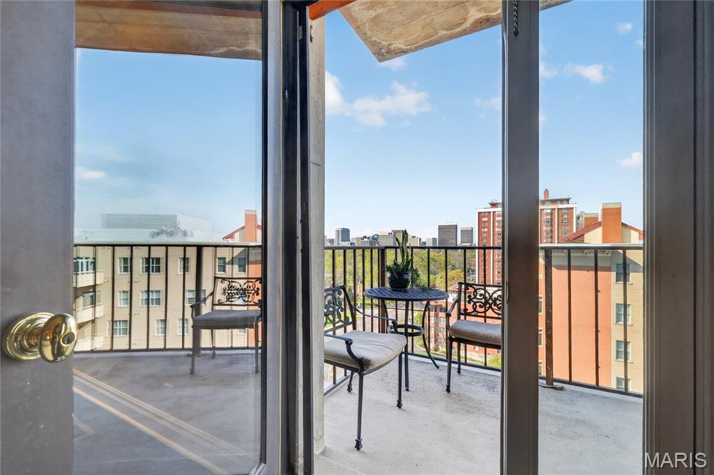 816 S Hanley Road Unit: 9C