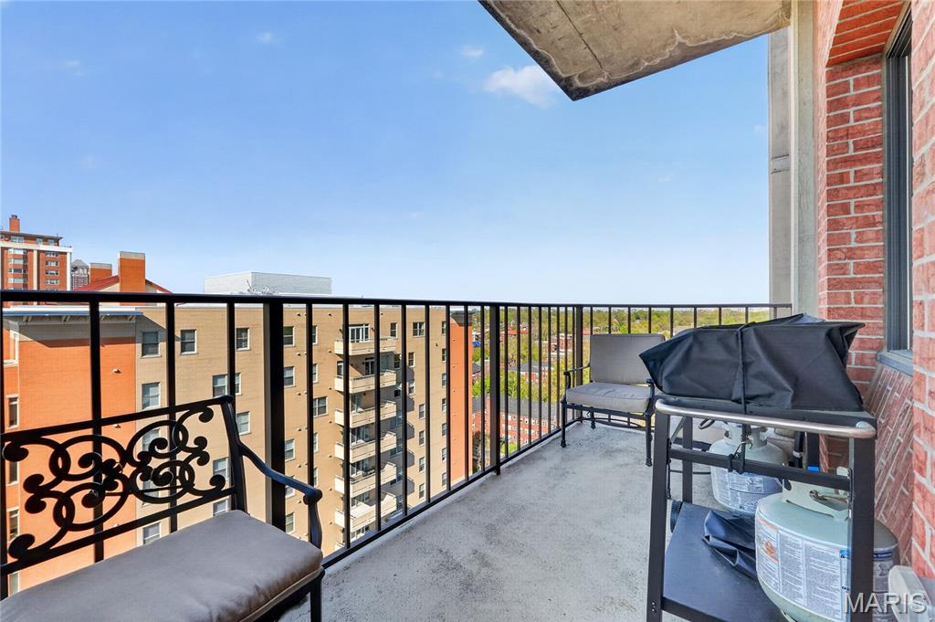 816 S Hanley Road Unit: 9C