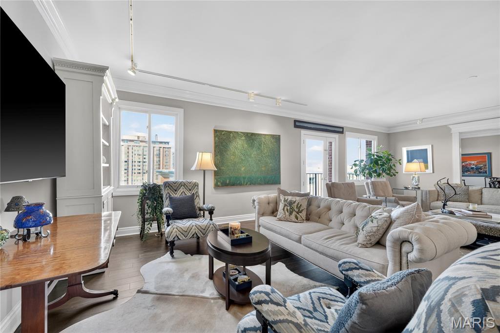 816 S Hanley Road Unit: 9C