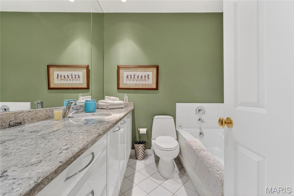 816 S Hanley Road Unit: 9C