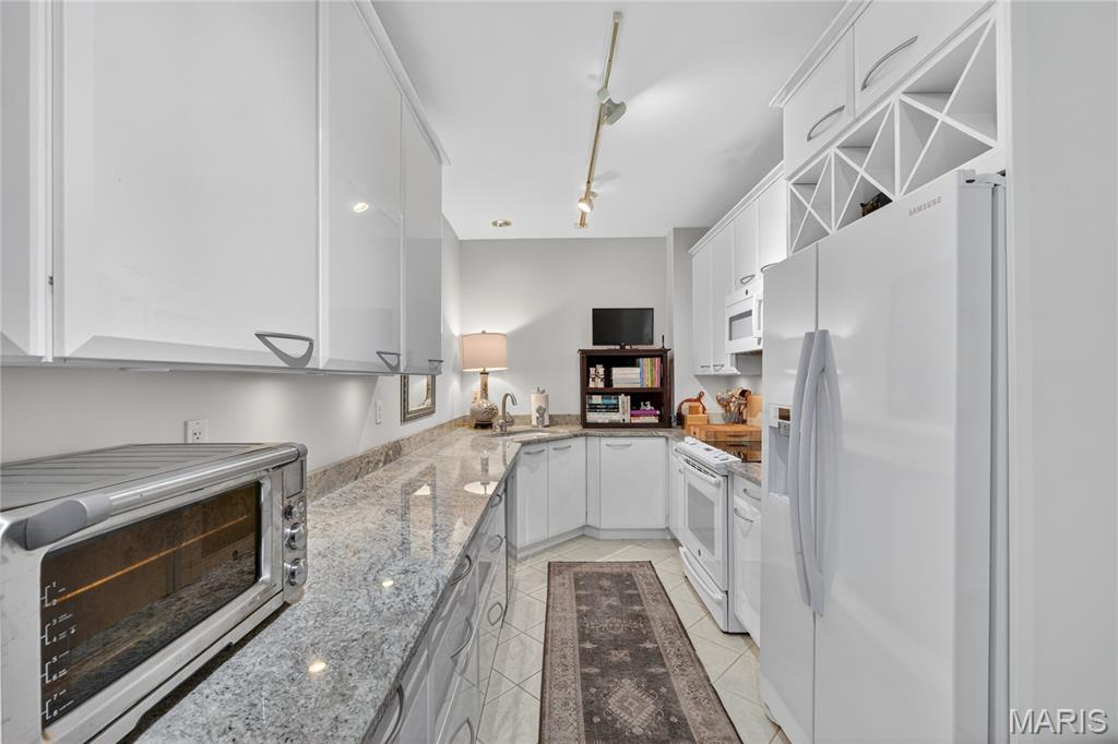 816 S Hanley Road Unit: 9C