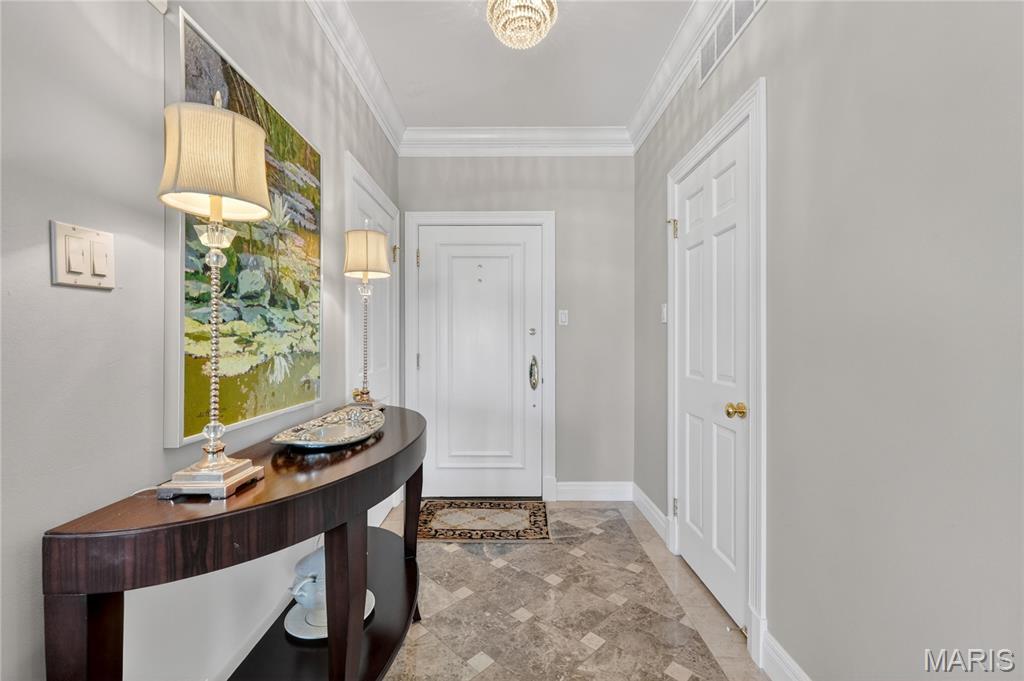 816 S Hanley Road Unit: 9C