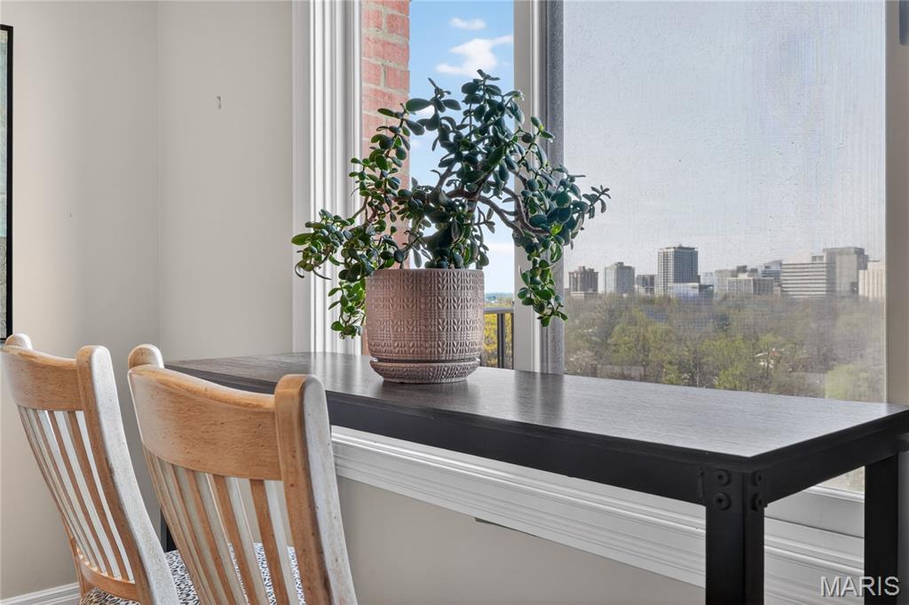 816 S Hanley Road Unit: 9C