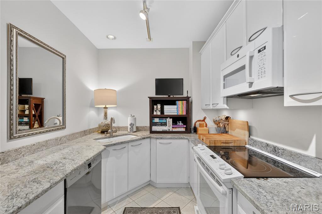 816 S Hanley Road Unit: 9C