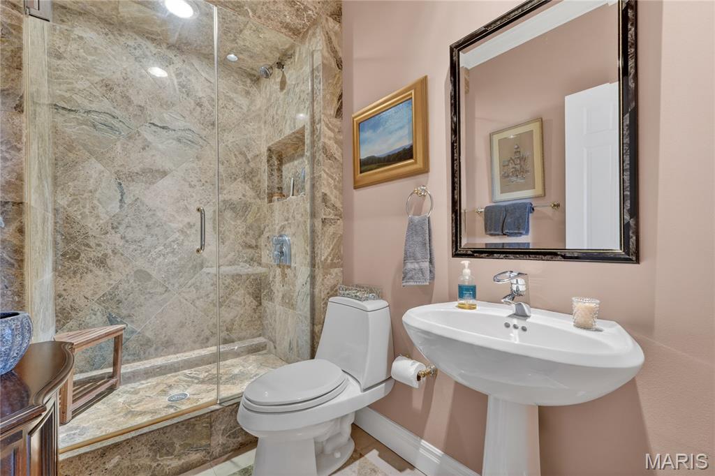 816 S Hanley Road Unit: 9C