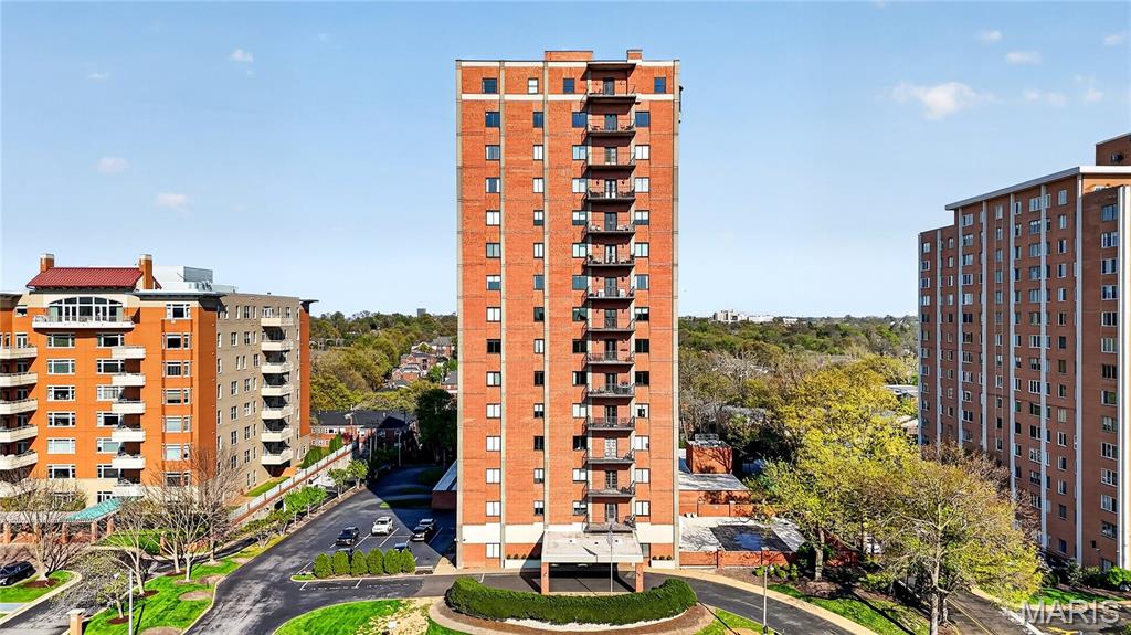 816 S Hanley Road Unit: 9C