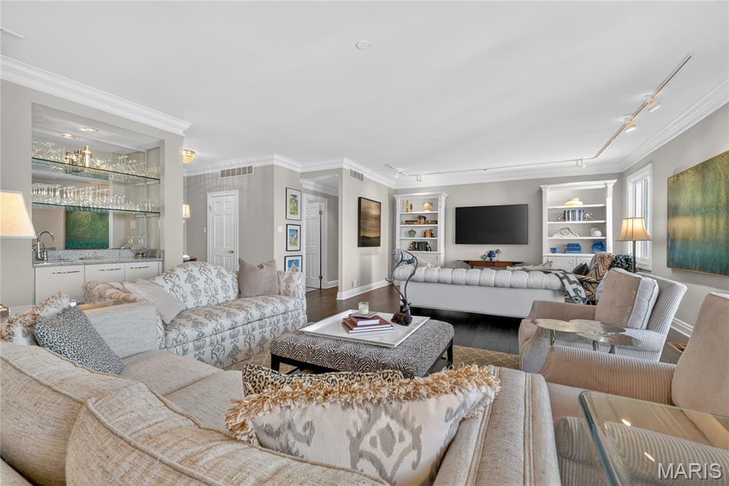 816 S Hanley Road Unit: 9C