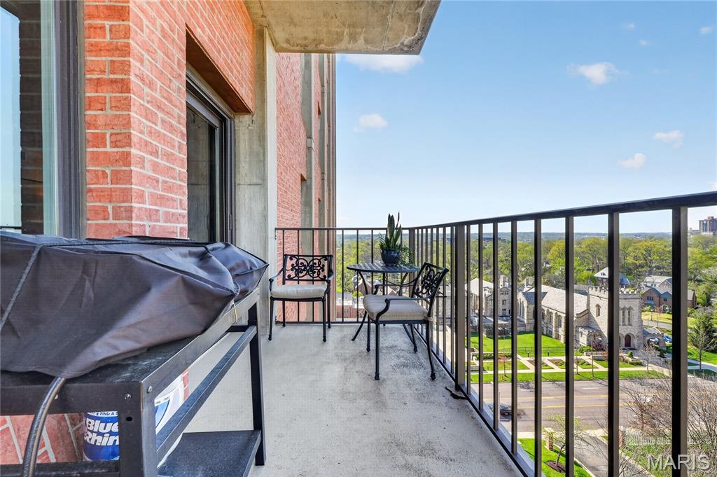 816 S Hanley Road Unit: 9C