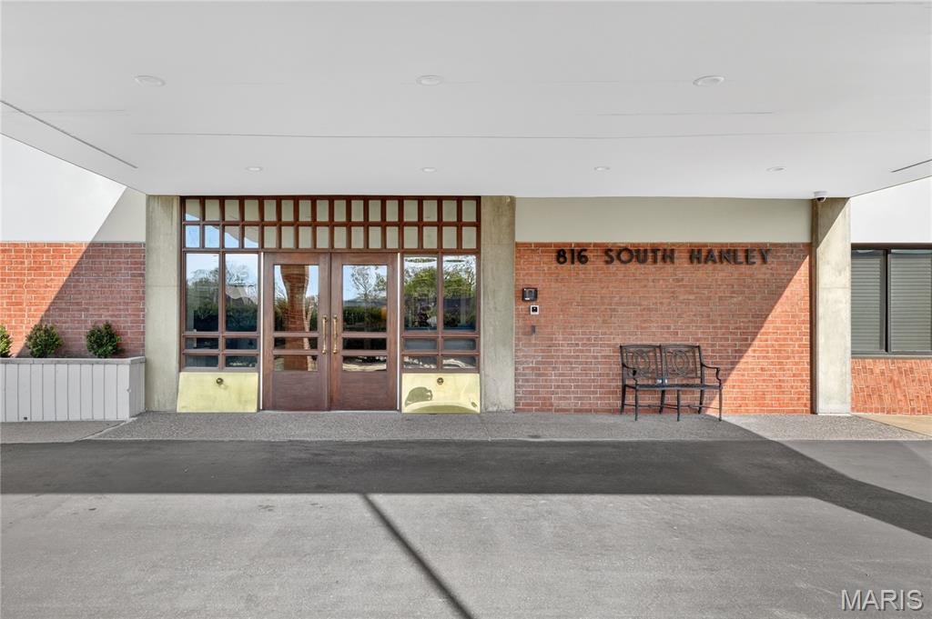 816 S Hanley Road Unit: 9C