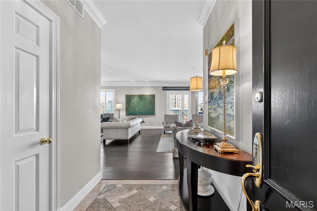816 S Hanley Road Unit: 9C