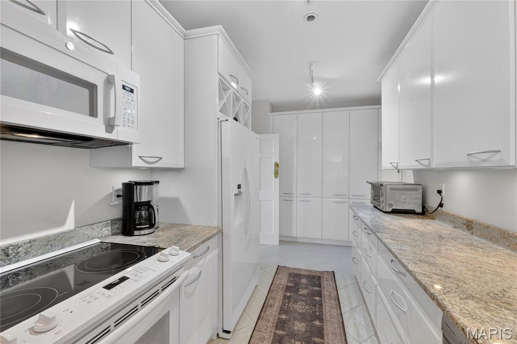 816 S Hanley Road Unit: 9C