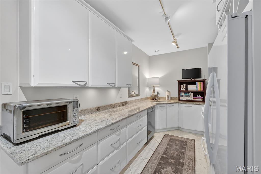 816 S Hanley Road Unit: 9C