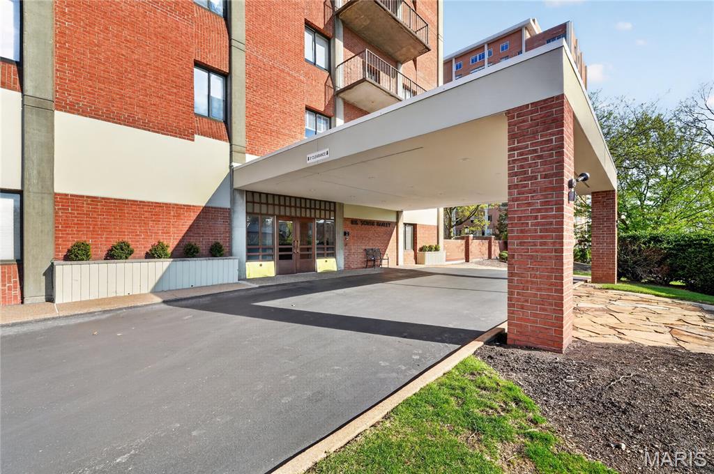 816 S Hanley Road Unit: 9C