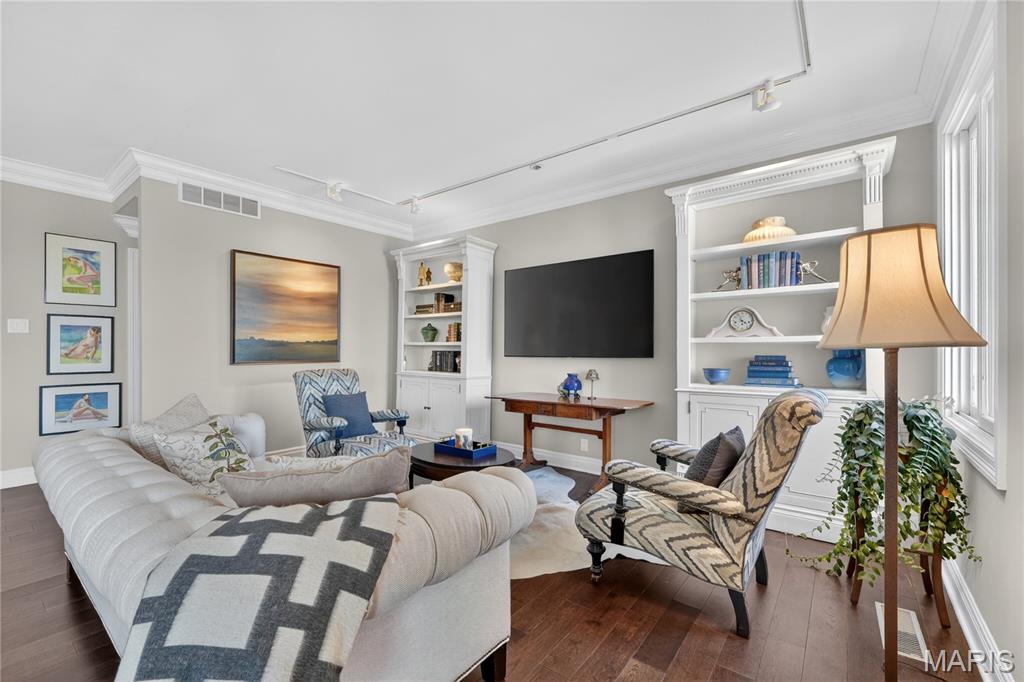 816 S Hanley Road Unit: 9C