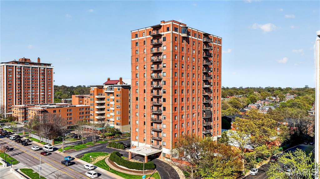 816 S Hanley Road Unit: 9C