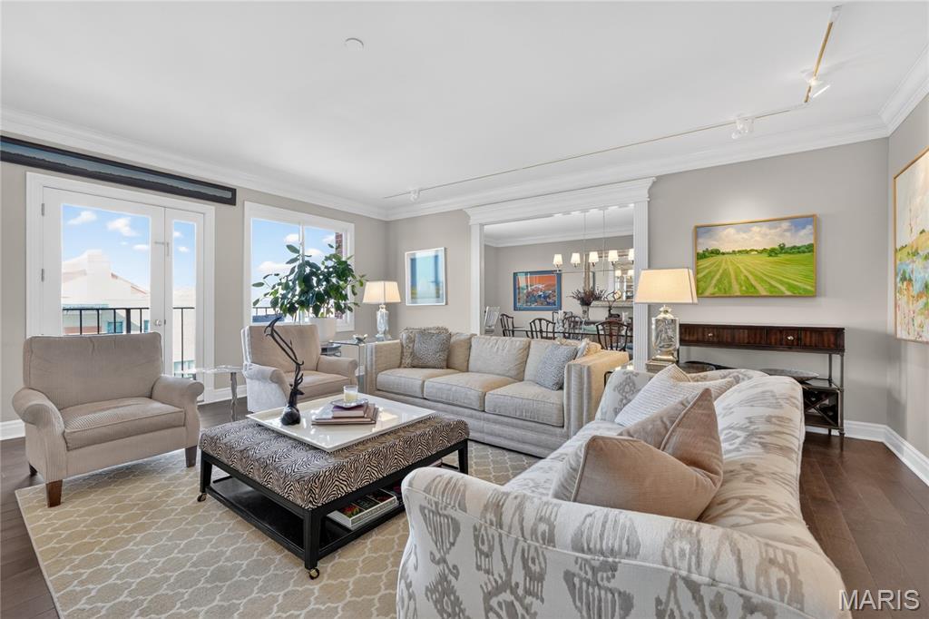 816 S Hanley Road Unit: 9C