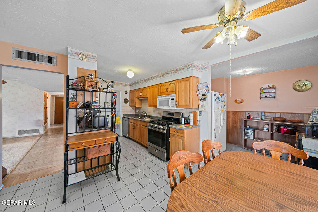 4749 TUMBLEWEED Avenue