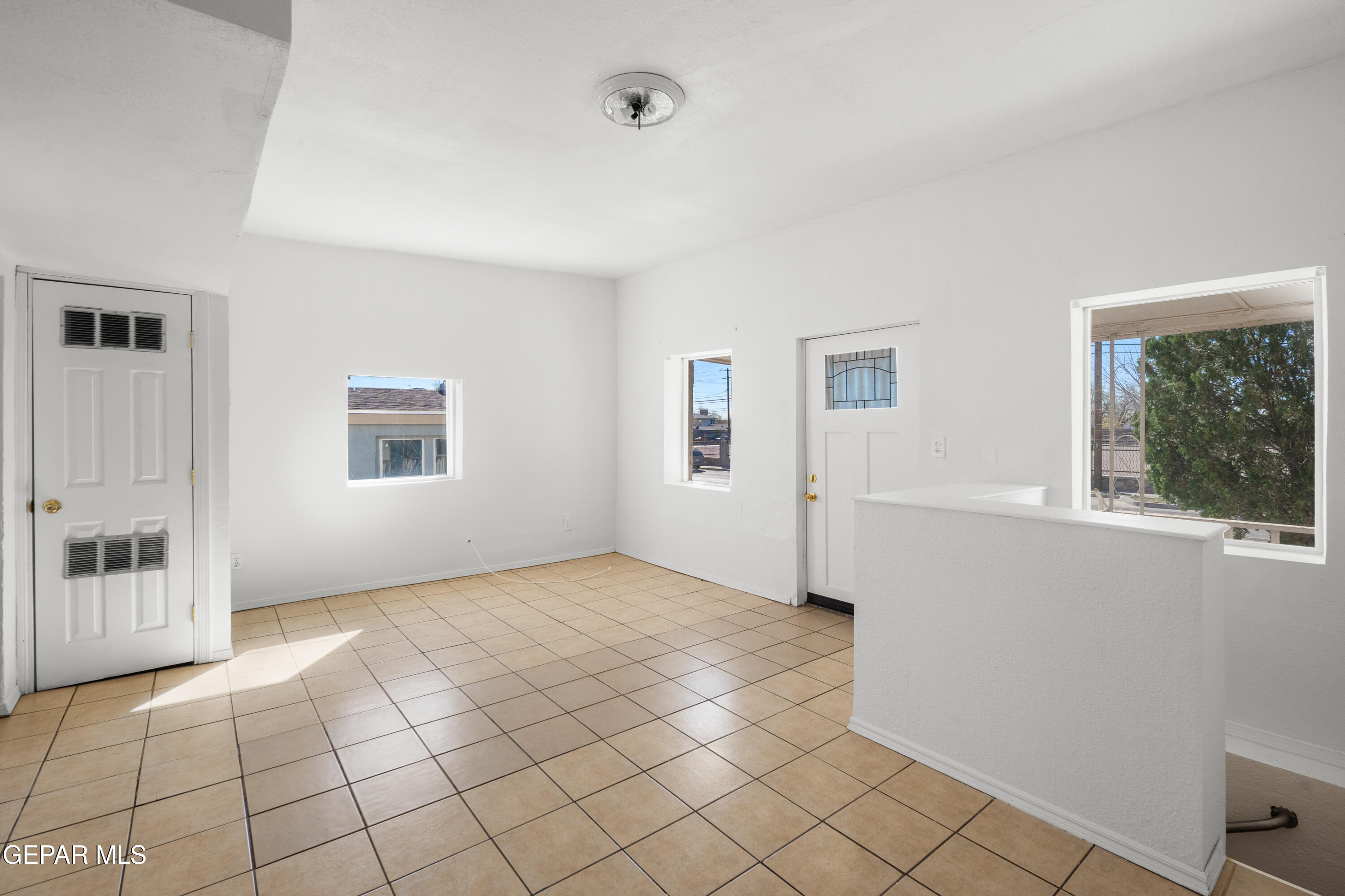 3315 E MISSOURI Avenue