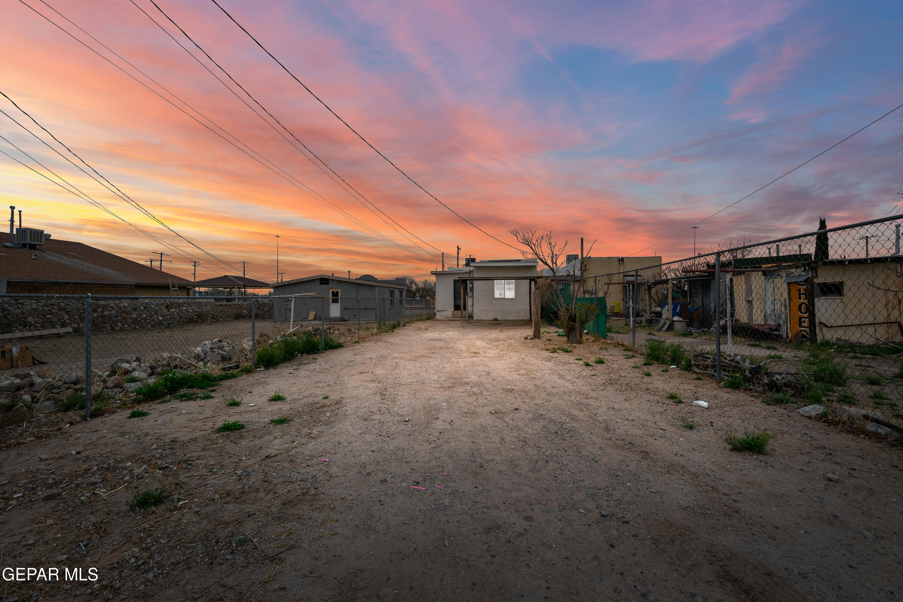 3315 E MISSOURI Avenue