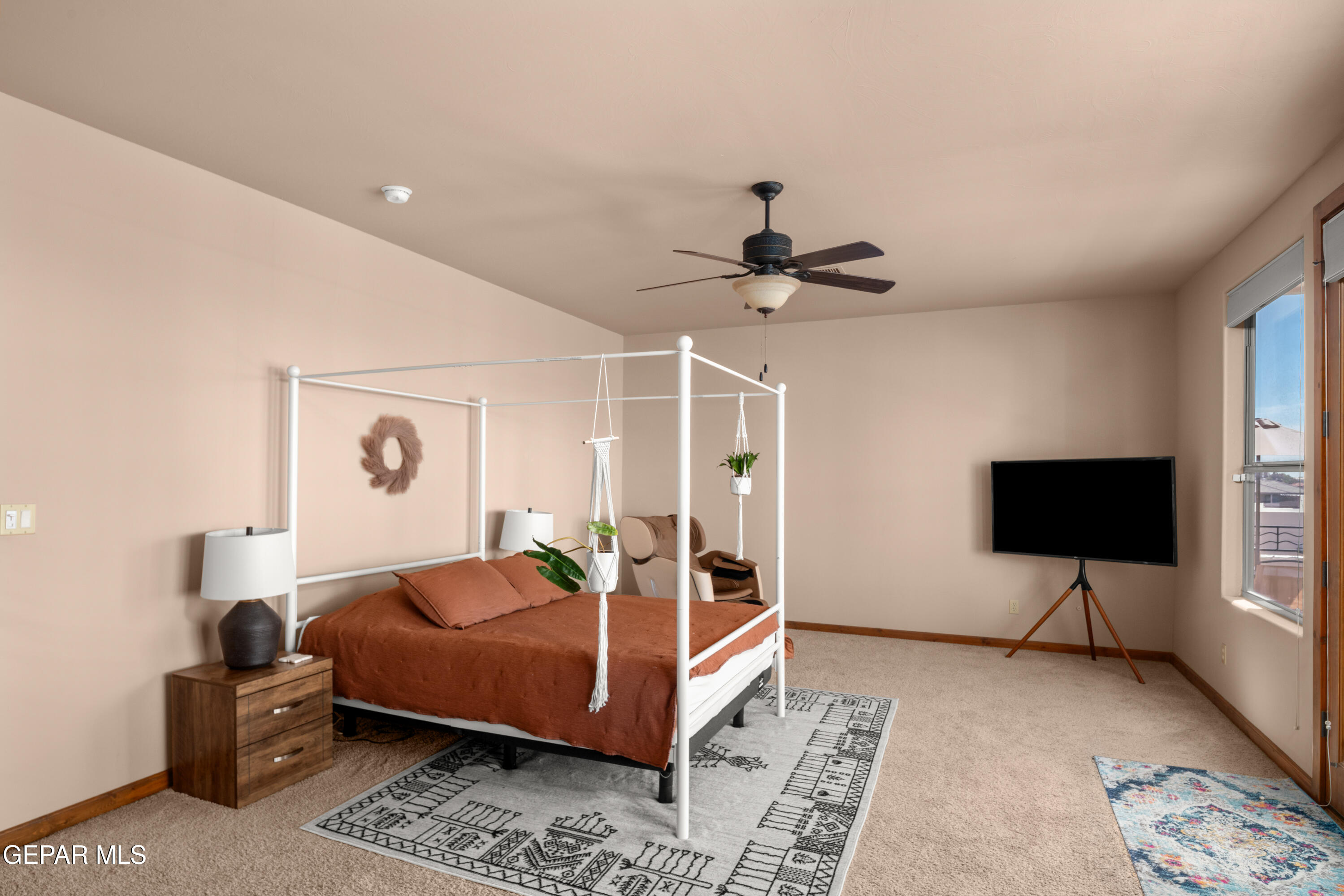1142 CALLE PARQUE Drive
