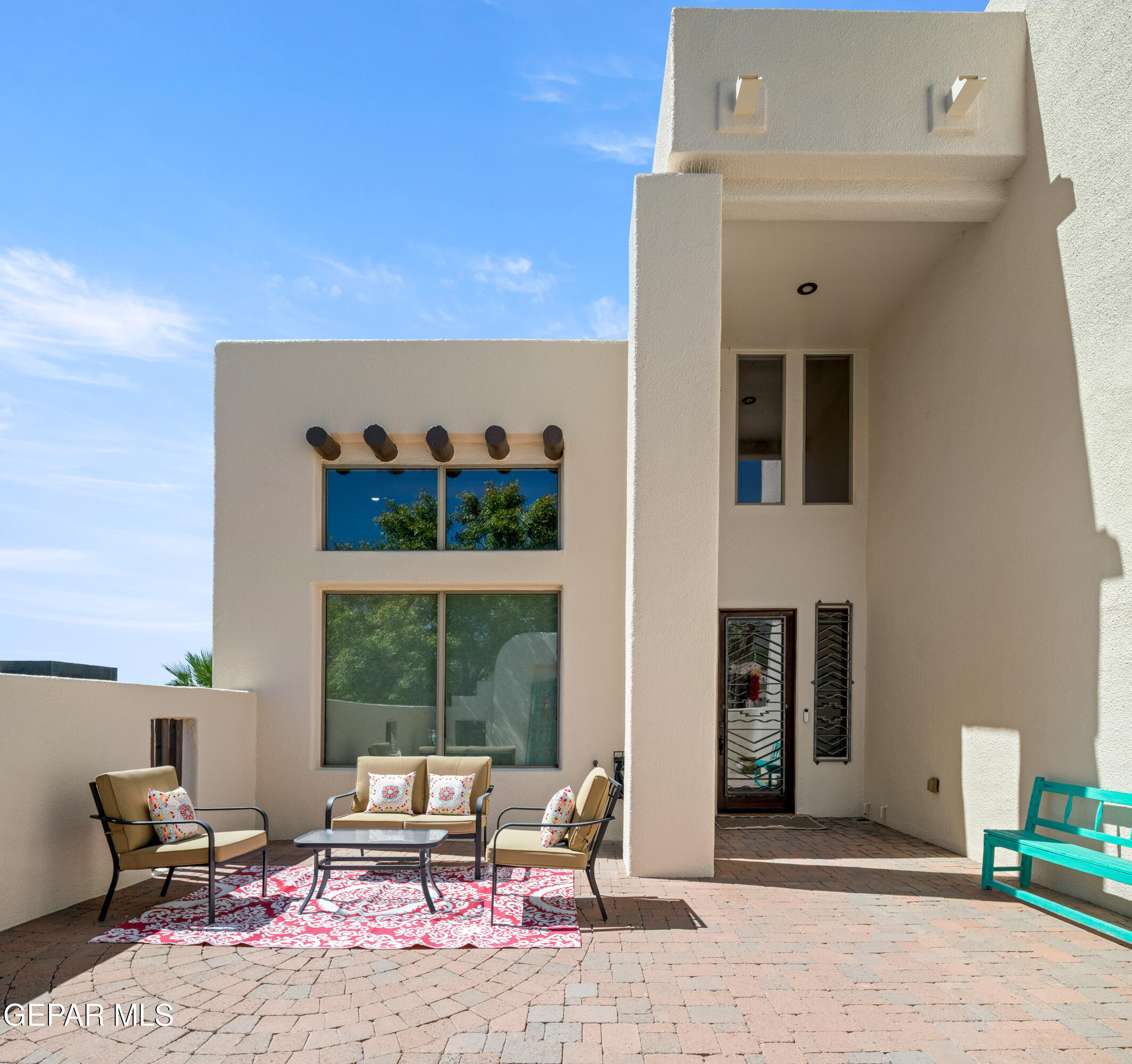 1142 CALLE PARQUE Drive