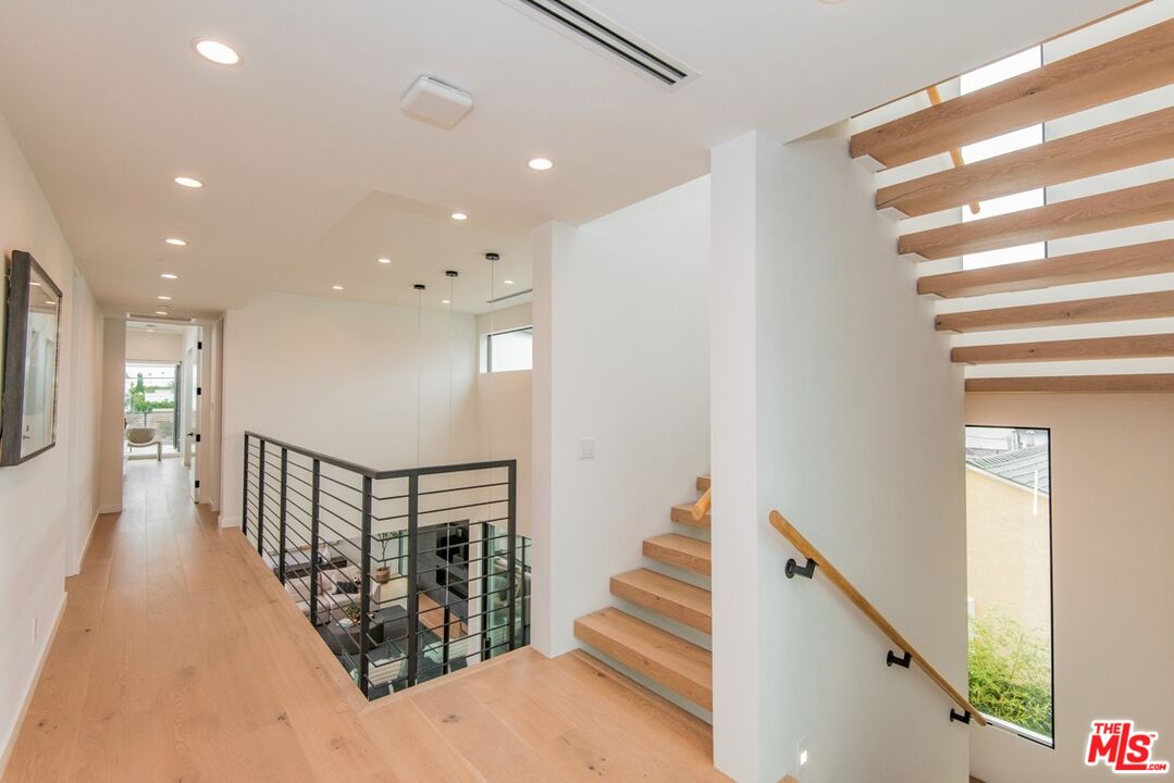 3633 Redwood Ave