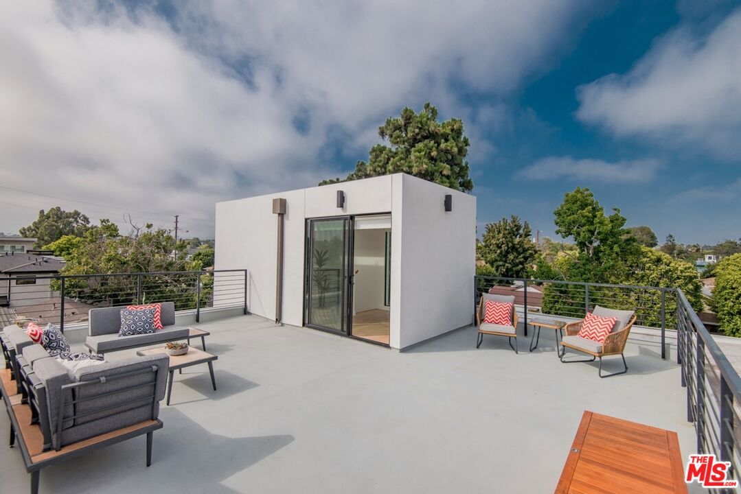3633 Redwood Ave