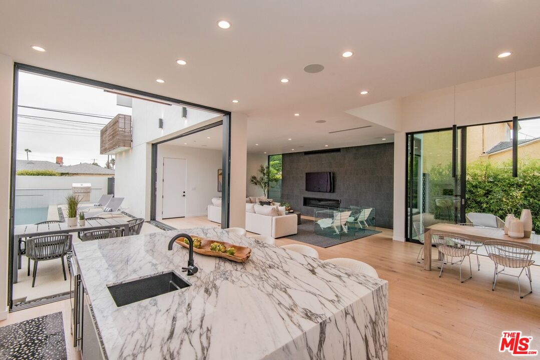 3633 Redwood Ave